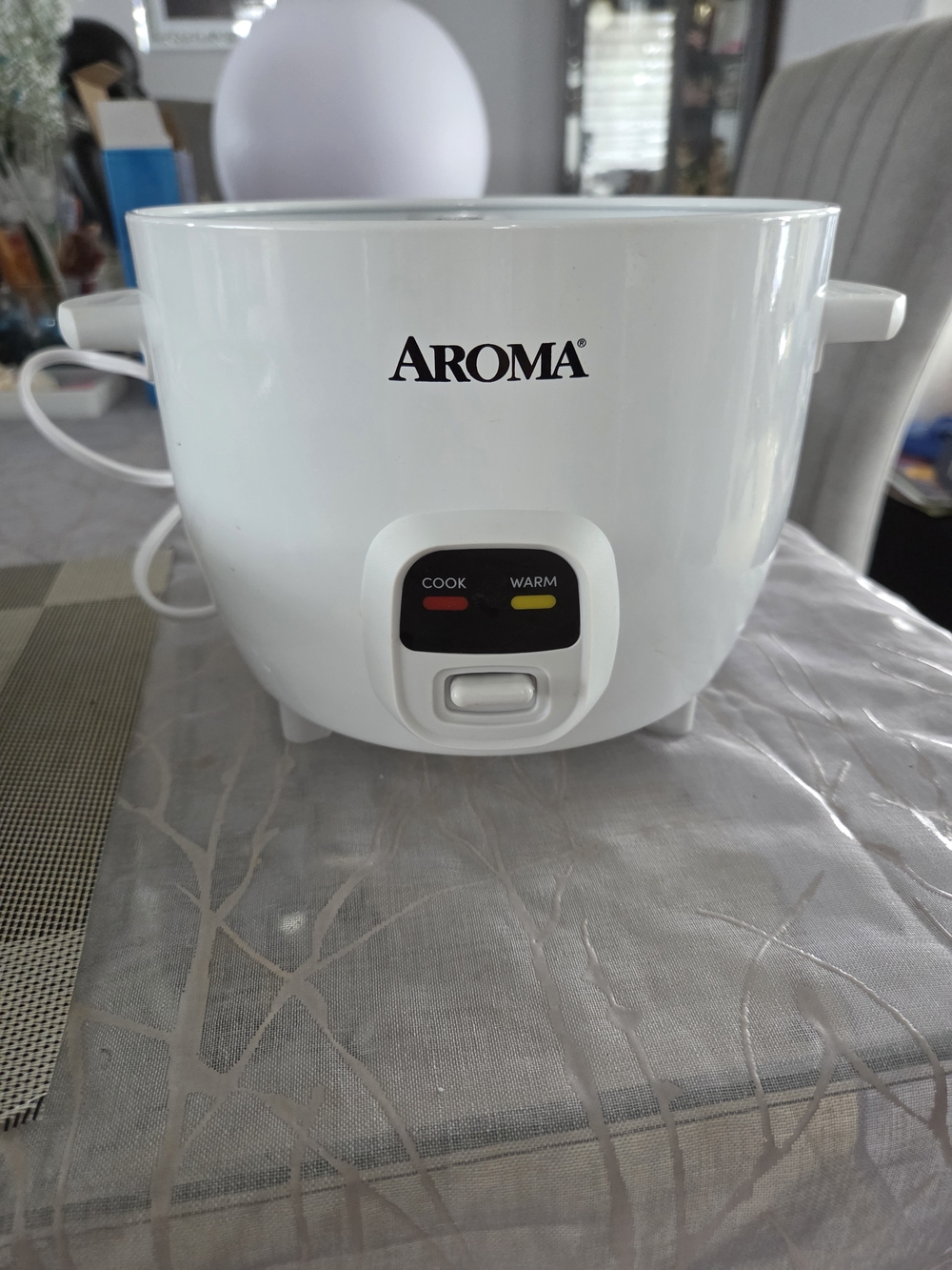 Aroma White Rice Cooker with Cook/Warm Indicators